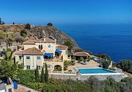 El palacio con piscina infinita sobre un acantilado que se vende en Almuñécar por 2,7 millones