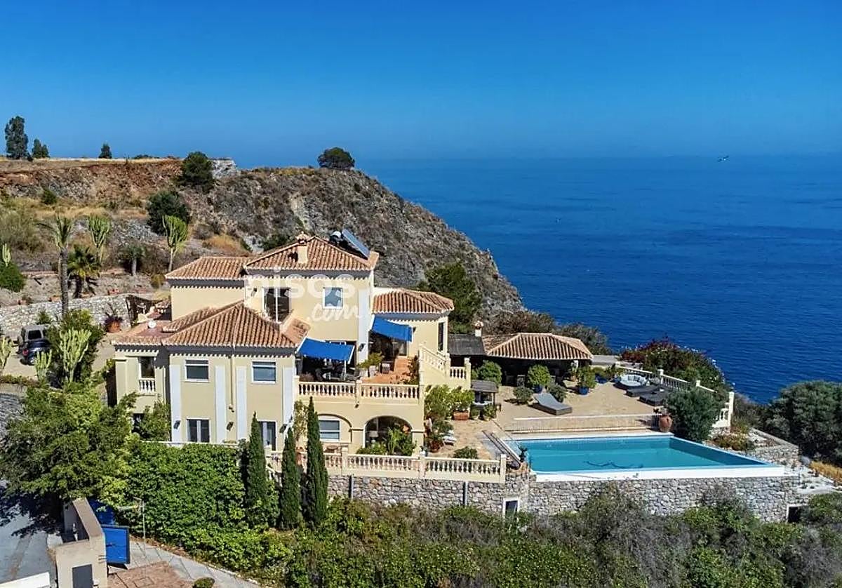 El palacio con piscina infinita sobre un acantilado que se vende en Almuñécar por 2,7 millones