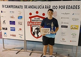 David Alonso Vargas posa con su título de campeón.