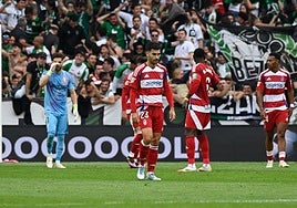 El rojiblanco Manu Trigueros, por delante de Martin Hongla entre otros jugadores, cabizbajo ante el Racing.