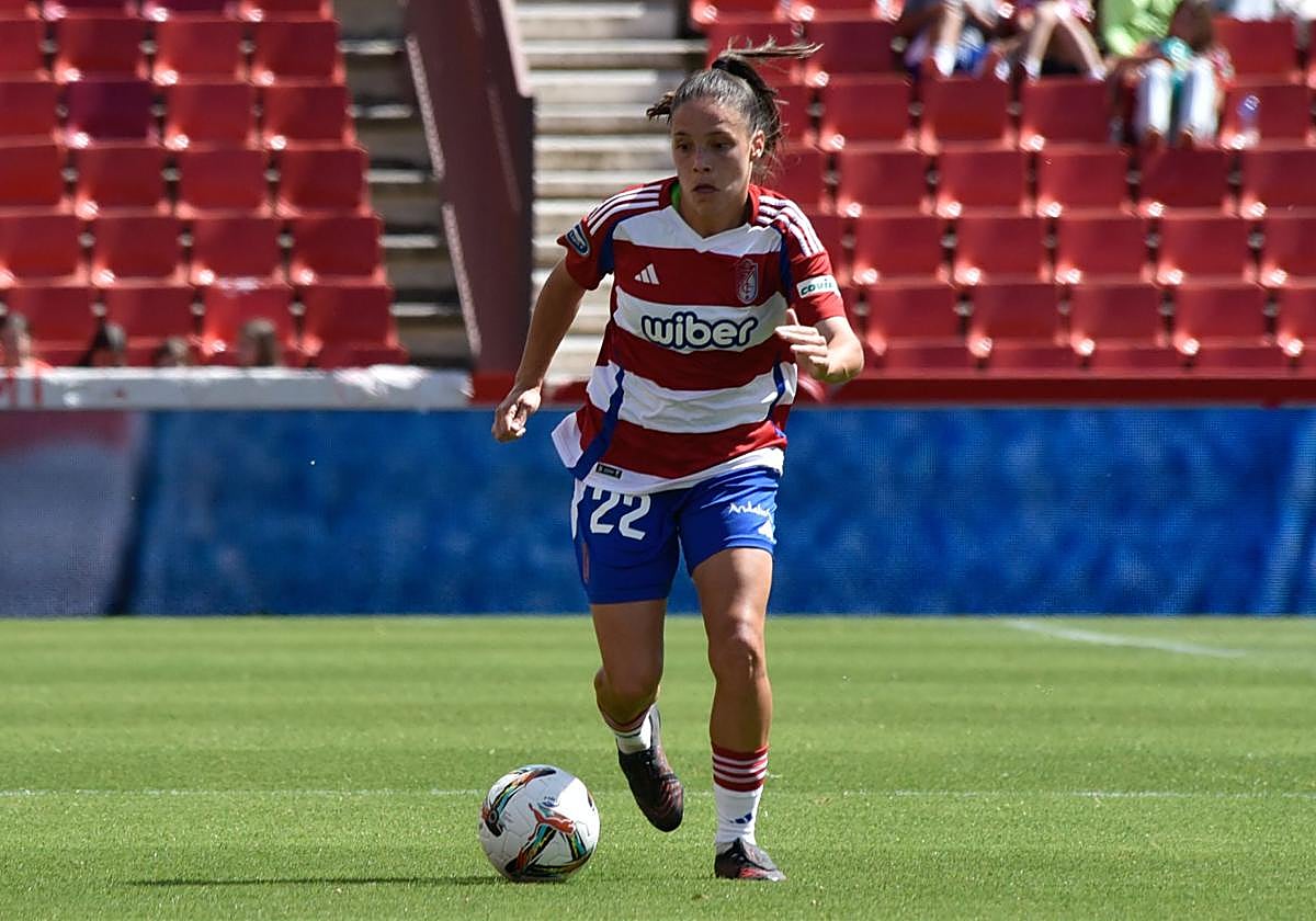 La rojiblanca Leles Carrión conduce el balón ante el Real Madrid.