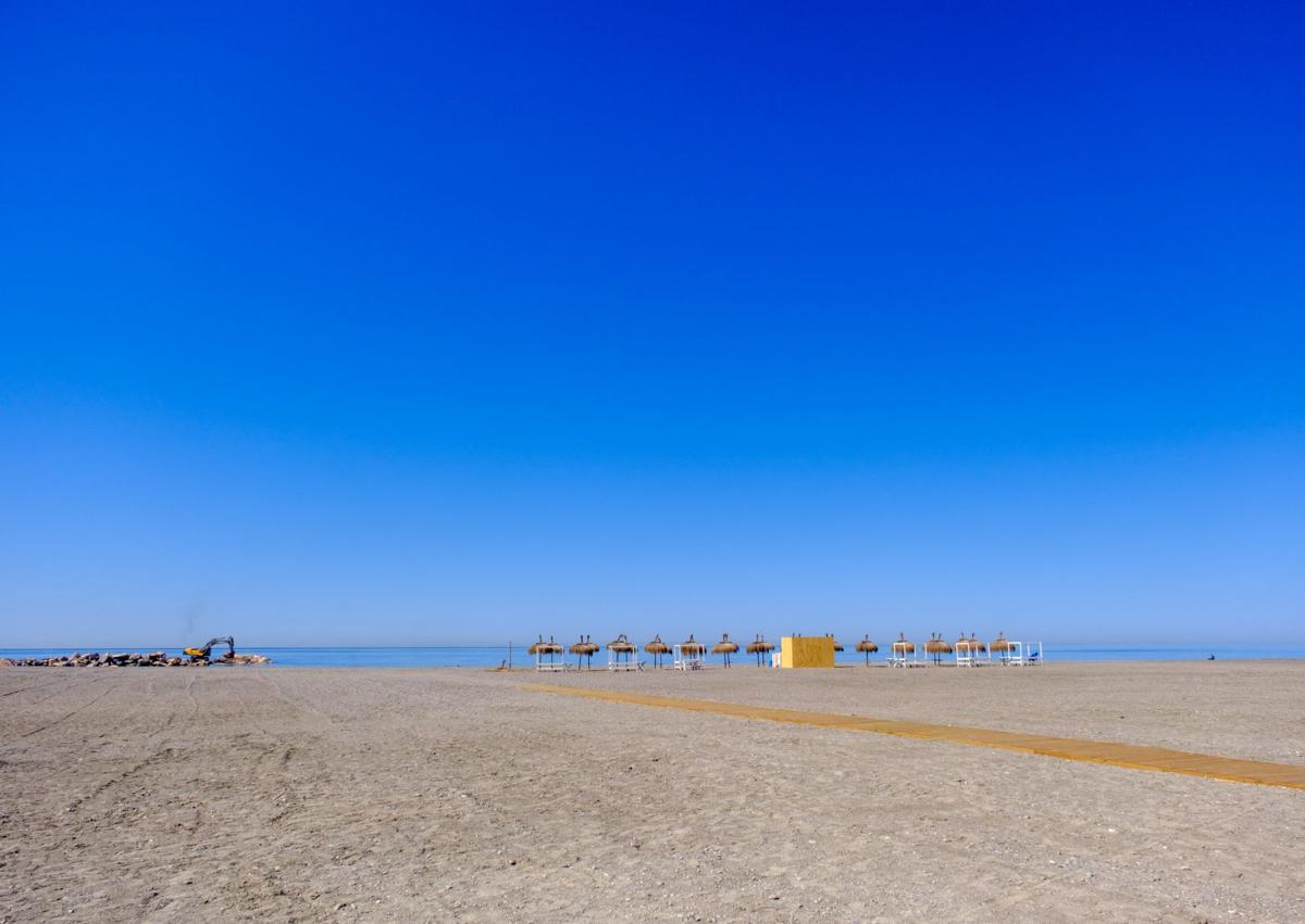 Imagen secundaria 1 - El espigón garantiza 150 metros de arena y el futuro de Playa Granada