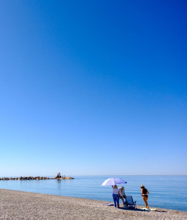 Imagen secundaria 2 - El espigón garantiza 150 metros de arena y el futuro de Playa Granada
