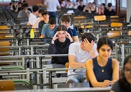 Primera prueba de la nueva selectividad en Granada este martes.