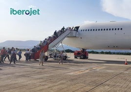 Pasajeros suben al avión en el aeropuerto de Granada con destino a Uzbekistán.