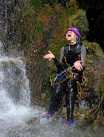Alma, disfrutando del agua en el Barranco de Nigüelas.