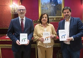 Antonio Chicharro, Concha Girón y Gerardo Martín, con la obra.