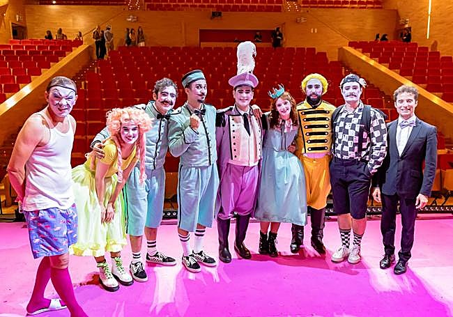 El elenco granadino, feliz tras la primera función.