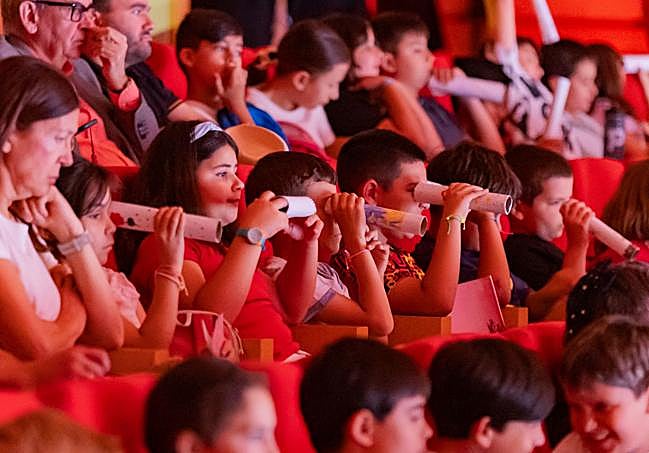 Los alumnos, con sus caleidoscopios, en plena faena.