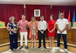 Isabel Martínez junto a su equipo de concejales.