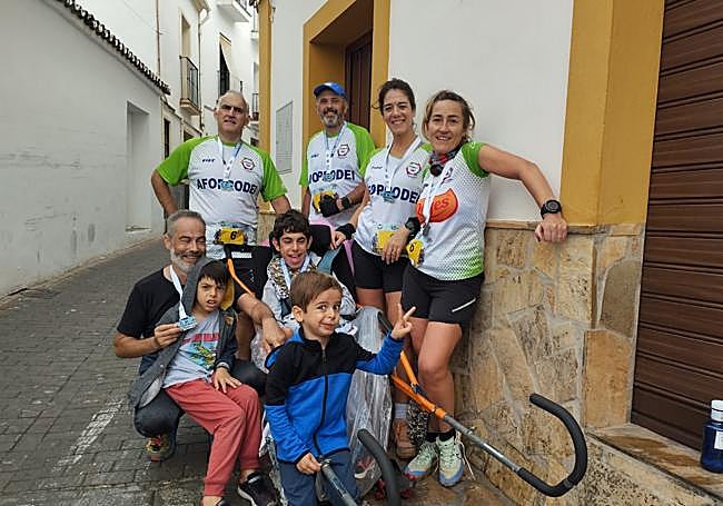Teo, con su 'papistro', sus hermanos pequeños y los voluntarios de Afoprodei, en el trail de Carratraca (Málaga).