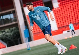 Édgar entrenando en el UD Almería Stadium.