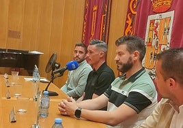 José Callejón, frente al micrófono y junto a Fernando Estévez y José Fernández.