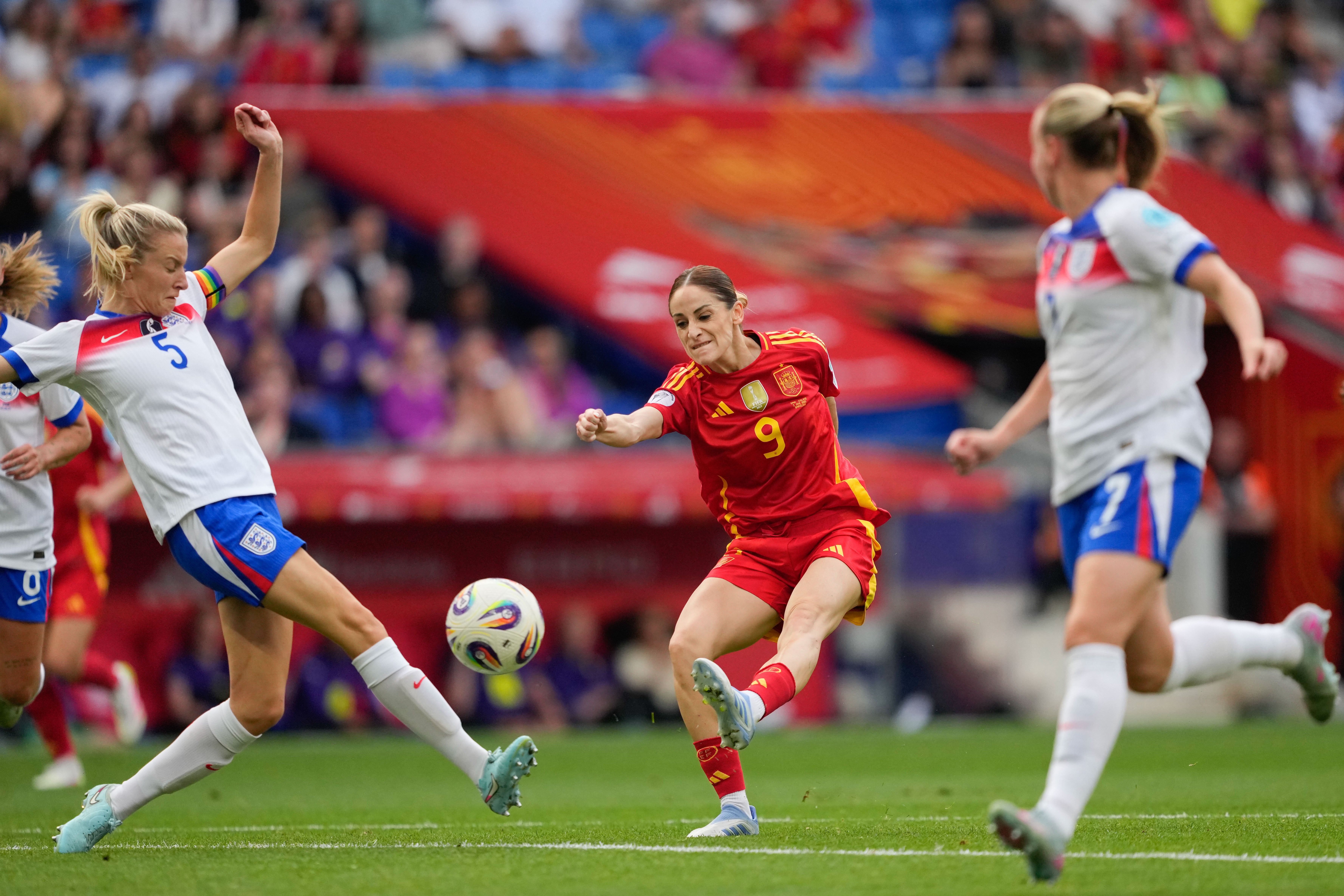 La granadina Esther González chuta a puerta contra Inglaterra.