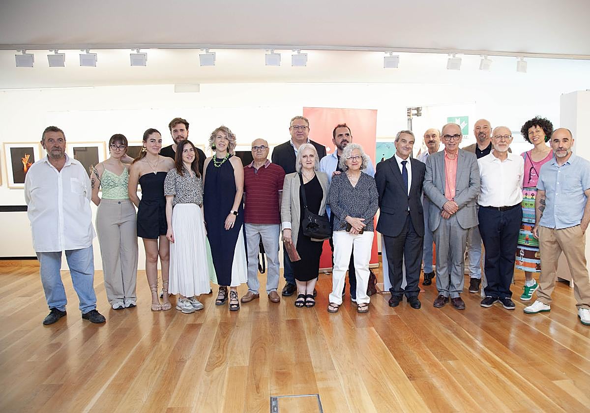 Foto de grupo durante la inauguración de la muestra.