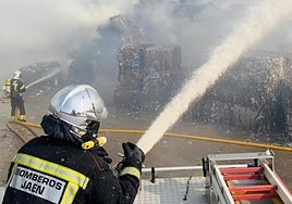 Labores de extinción del incendio en la papelera (Smurfit Kappa) de Mengíbar.
