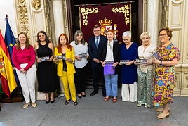José Antonio Montilla, en el centro, y Remedios Sánchez, a la izquierda, posan con las premiadas.