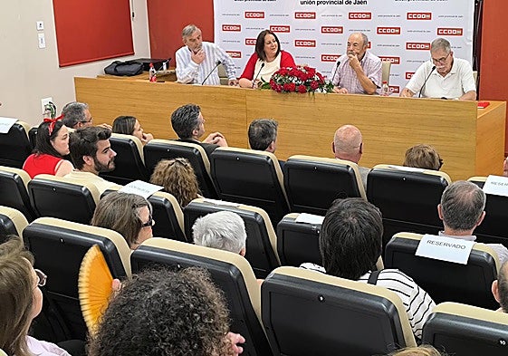 Silvia de la Torre y Francisco Acosta en el centro de la mesa.