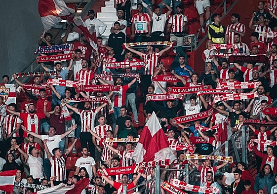 Aficionados de la UD Almería en la grada.