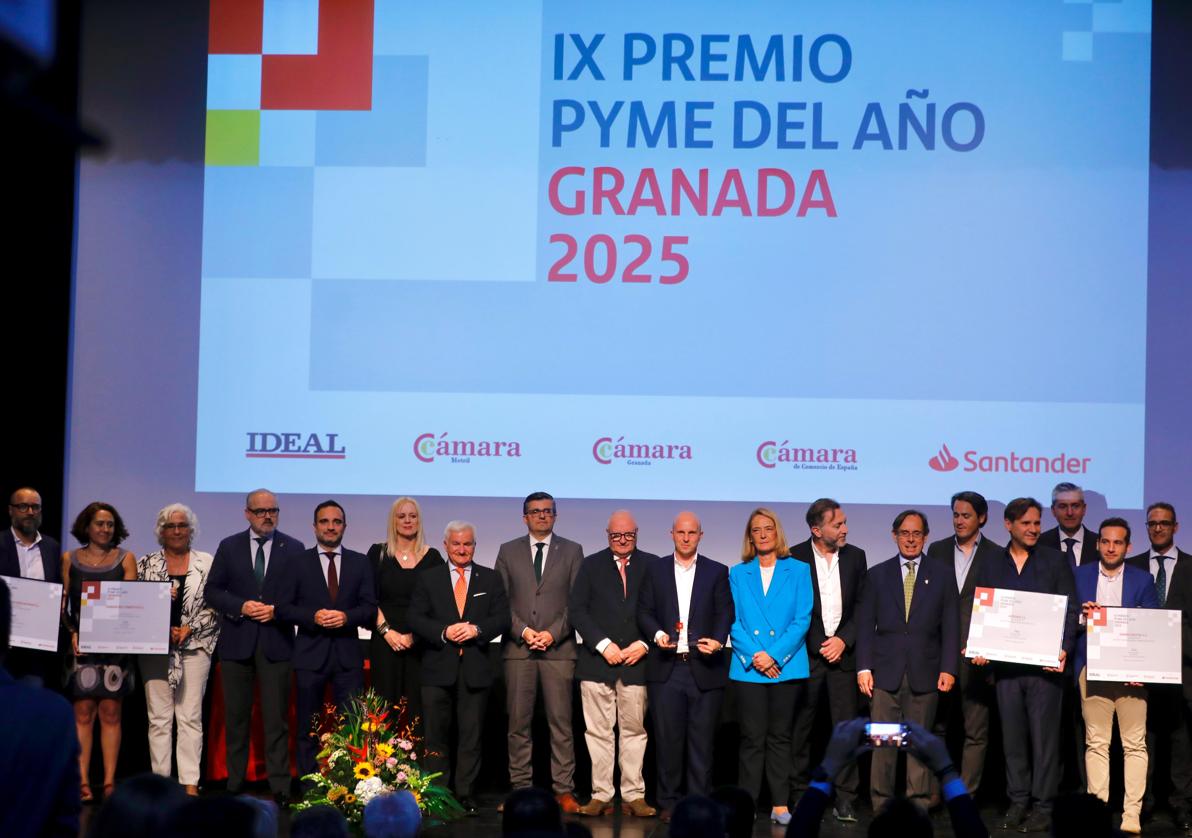 Los galardonados con los premios Pyme del año junto a los organizadores, en el escenario del centro de desarrollo turístico de Motril.