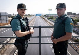 Ismael y Antonio posan en un puente en la A-92, encima del lugar donde ocurrió todo.