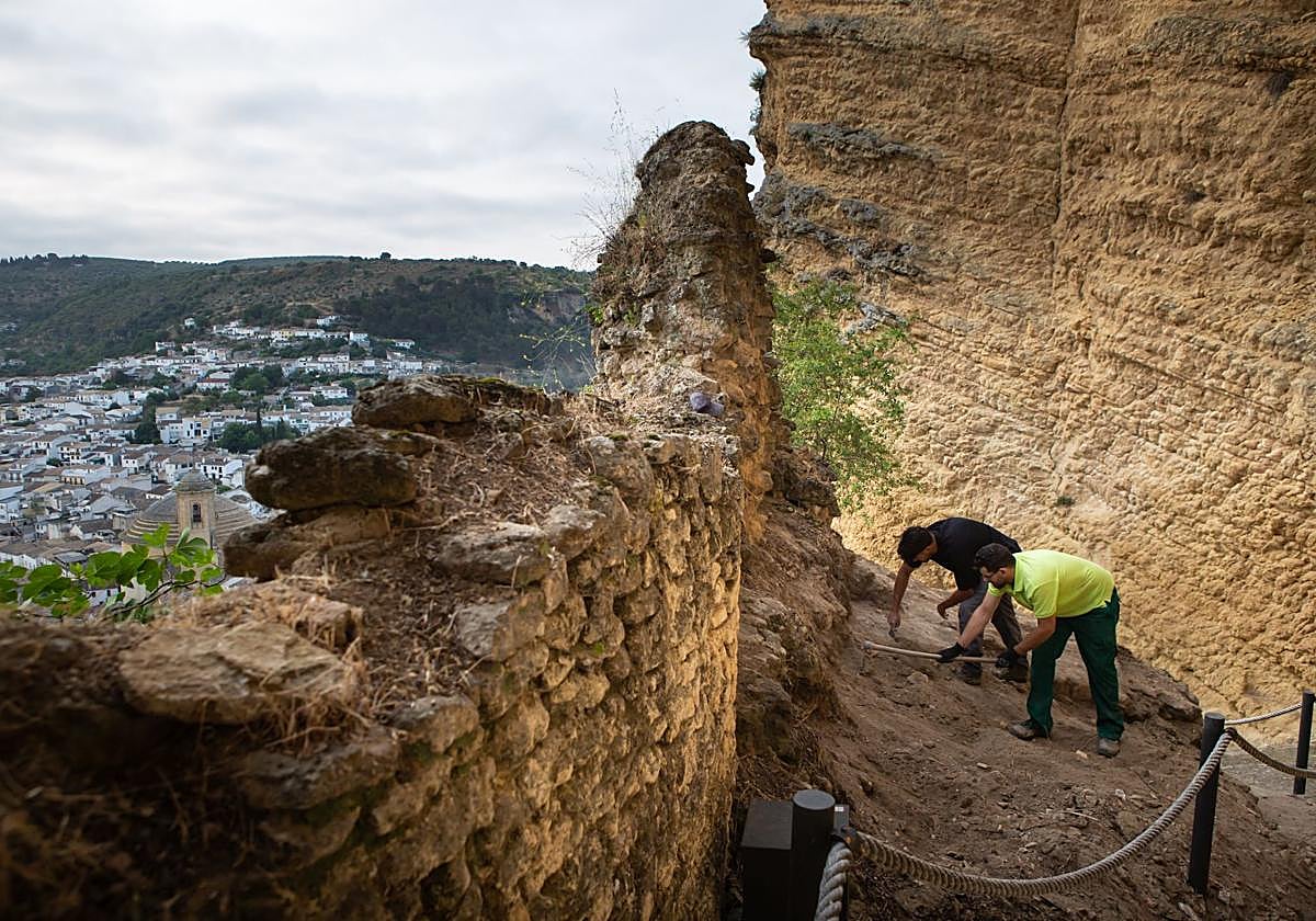 Operarios trabajando en el yacimiento arqueológico del Castillo de Montefrío.