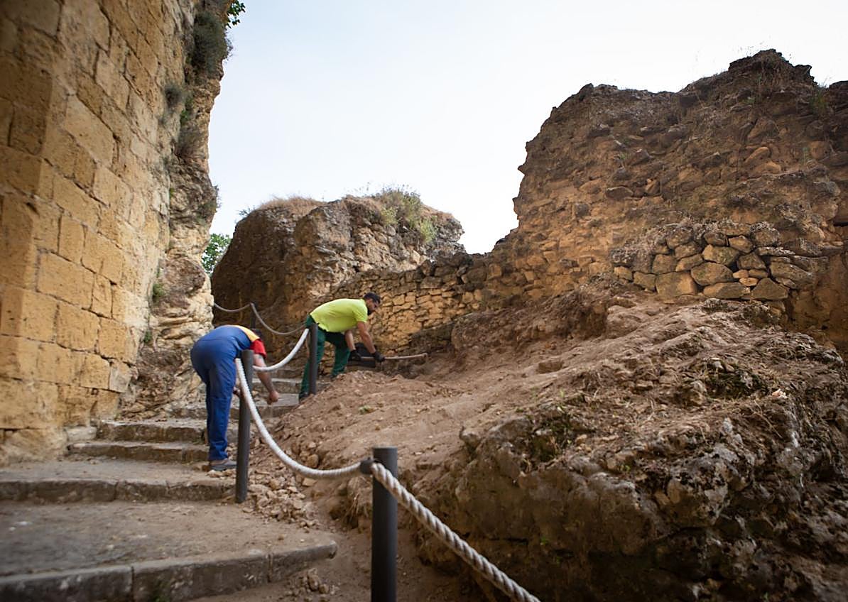 Imagen secundaria 1 - Trabajando en el yacimiento. 