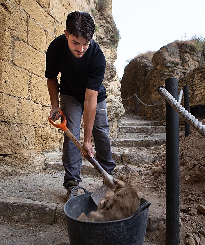 Imagen secundaria 2 - Trabajando en el yacimiento. 