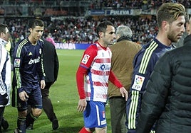 A la izquierda, Cristiano Ronaldo abandona el césped tras anotar un gol para el Granada contra 'su' Real Madrid.
