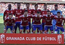 Representantes del Ayuntamiento y del Granada, juntos este jueves con motivo de la presentación de la exposición 'Fútbol por la paz' organizada por la Academia de la Diplomacia y LaLiga.