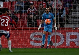 Diego Mariño da una orden a sus compañeros durante un partido en Los Cármenes.