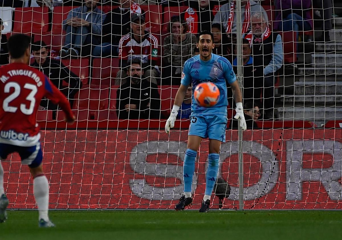 Diego Mariño da una orden a sus compañeros durante un partido en Los Cármenes.