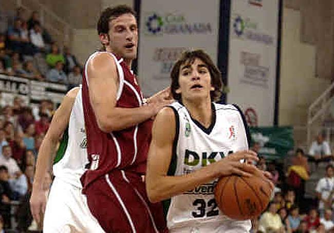 Rubio, con el balón, ante el nazarí Gianella.