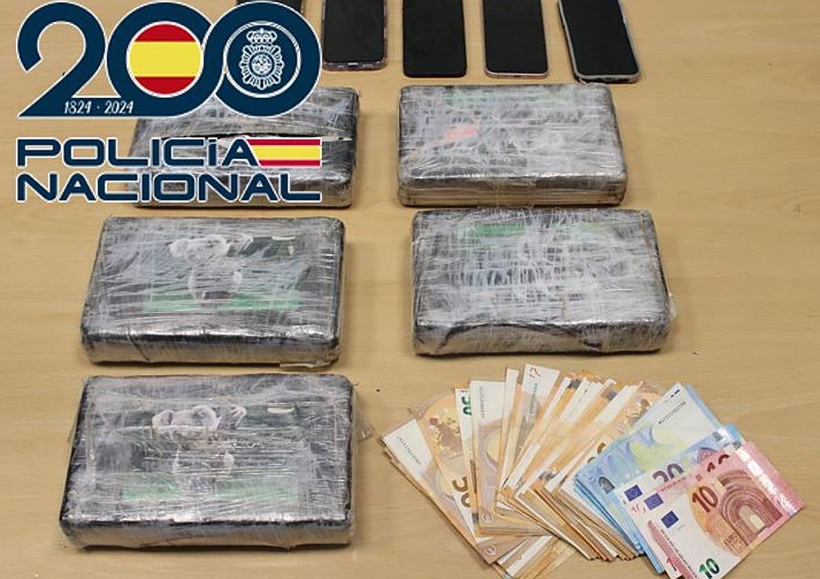 La cocaína y el dinero intervenido.