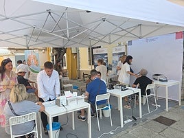 El Colegio de Farmacéuticos de Granada mide gratis los niveles de salud a los vecinos de Almuñécar