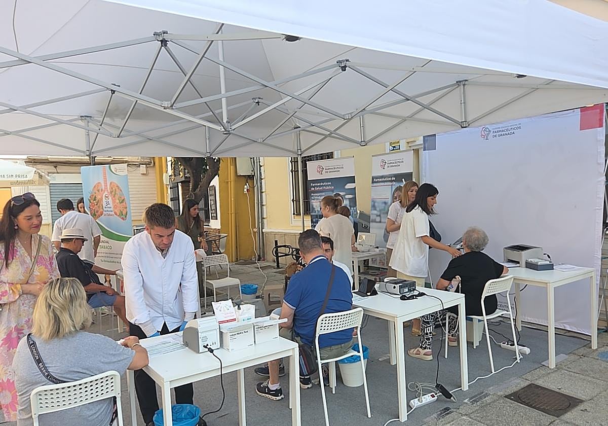 El Colegio de Farmacéuticos de Granada mide gratis los niveles de salud a los vecinos de Almuñécar