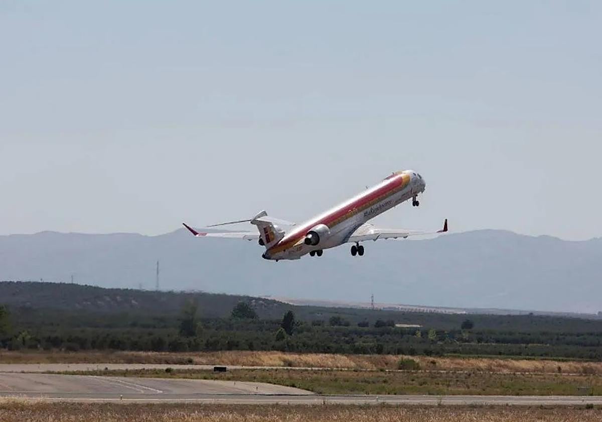 Un despegue en el aeropuerto Federico García Lorca.