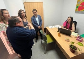 Manuel Olivares y Paco Reyes en la visita a la sala.