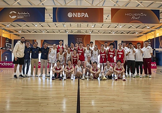 El equipo LN1 femenino ha jugado contra la selección U16 femenina de China en el marco de The Embassy.