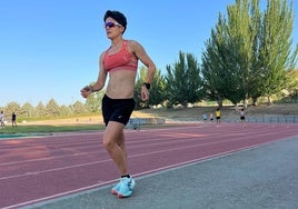 María Pérez marcha en Guadix tras su accidente de tráfico.