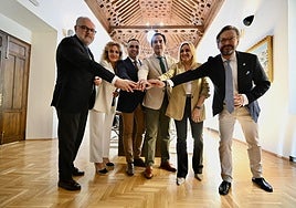 El presidente provincial, Francis Rodríguez, la alcaldesa de la ciudad, Marifrán Carazo y el consejero de Justicia, José Antonio Nieto sellan el acuerdo de venta del Banco de España.