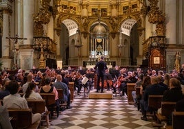 Los músicos de la OCG, con su director al frente, ubicados delante del altar mayor.