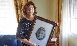 Belén muestra un retrato de José Manuel, reconocido a título póstumo por IDEAL.