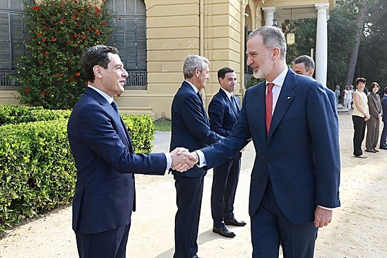 Juanma Moreno saluda al Rey al inicio de la Conferencia.