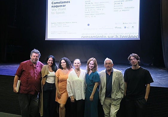 Laura García Lorca (en el centro), acompañada de organizadores y participantes.