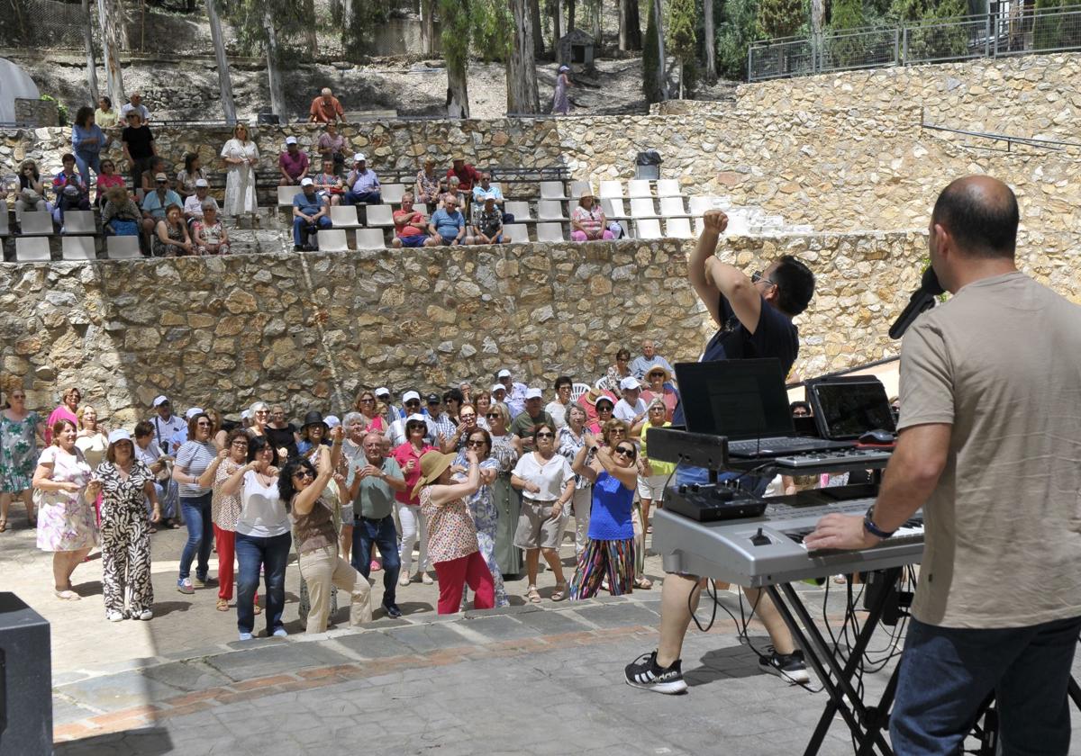 Cinco centros de Participación Activa de Almería visitan un pueblo de Granada para conocer sus encantos