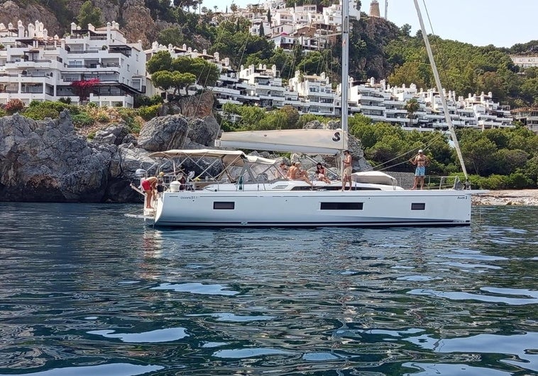 Un yate fondeado el pasado fin de semana en la Punta de la Mona.