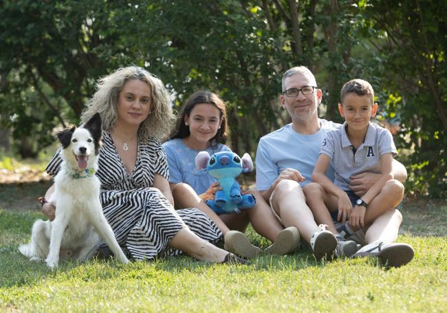 Coco, Patricia, Martina, Manuel y Alejandro, con Stitch, al estilo Ohana.