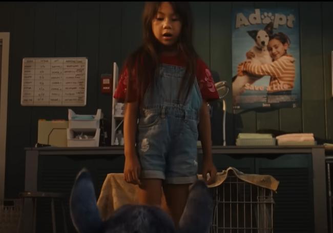 Martina y Coco, en la escena de 'Lilo y Stitch'.