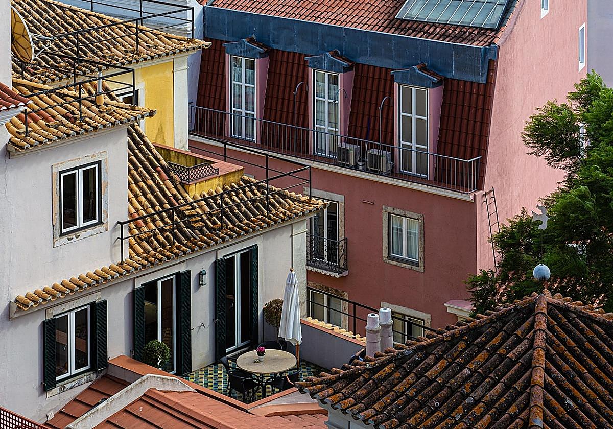 Imagen de una terraza y varios balcones.